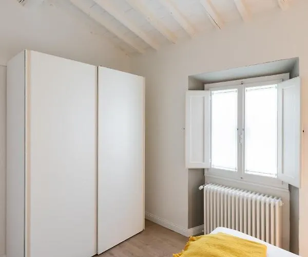 Living Walls Apartment *