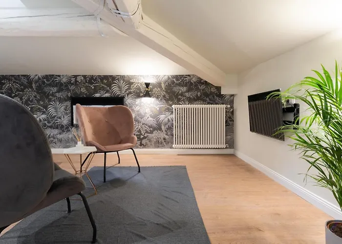 Living Walls Apartment